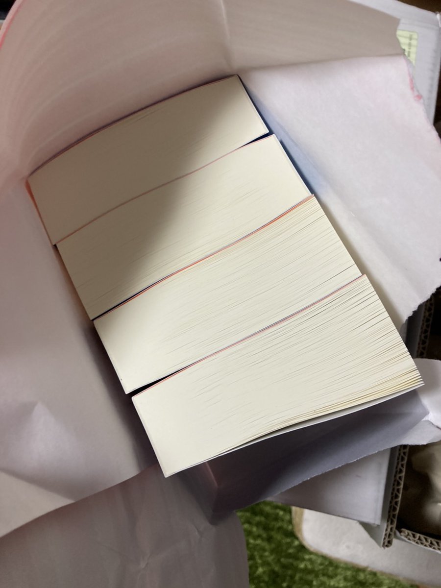 長年の夢だった分厚い文庫本が無事、完成したので、あの、推しCPとか推しCPじゃないとか買う買わない関係なく、もう、全人類に見てほしい……ってか、見てくれ……やべぇ……や、やべぇものが誕生してしまった……素晴らしい鈍器……ありがとうございます……ありがとうございます…… 