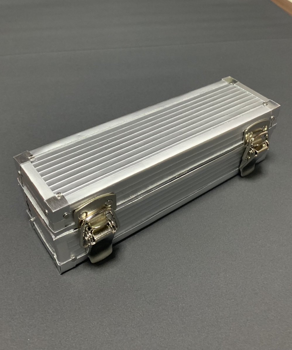 ルマンドが袋の中ですぐボロボロになっちゃうの本当に悲しいから、安全に持ち運べるようにルマンド専用のジュラルミンケース作った 