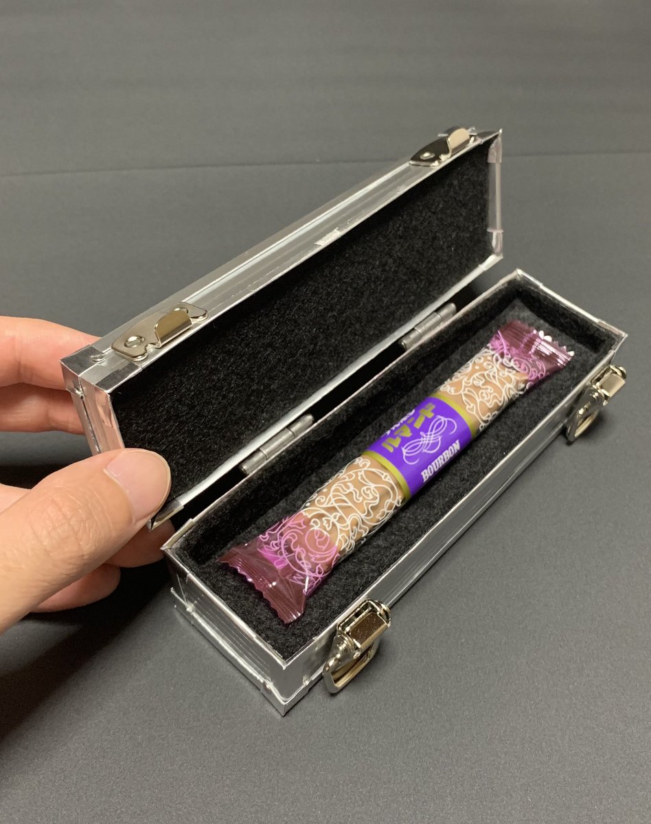 ルマンドが袋の中ですぐボロボロになっちゃうの本当に悲しいから、安全に持ち運べるようにルマンド専用のジュラルミンケース作った