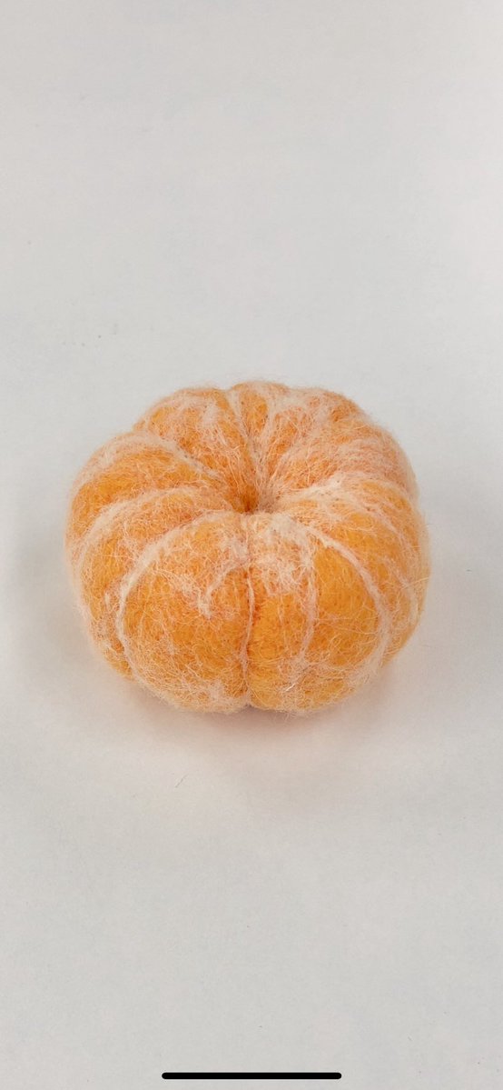 かわいいものを作る課題で羊毛フェルトで剥かれたみかんを作ったよ