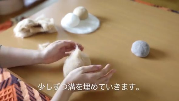 私が通ってる整体のお兄さん、硬派な感じやのに飼ってる猫の話になると溺愛話が止まらないのだけど「最近猫の抜け毛集めてて…」と話し始めて(か、変わってる…)と思ったら猫の抜け毛を再構築して猫帽子なるものを作る文化があるらしい