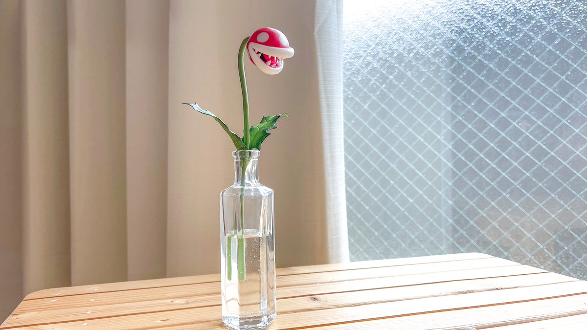 粘土で、パックンフラワーの一輪挿しを作りました 