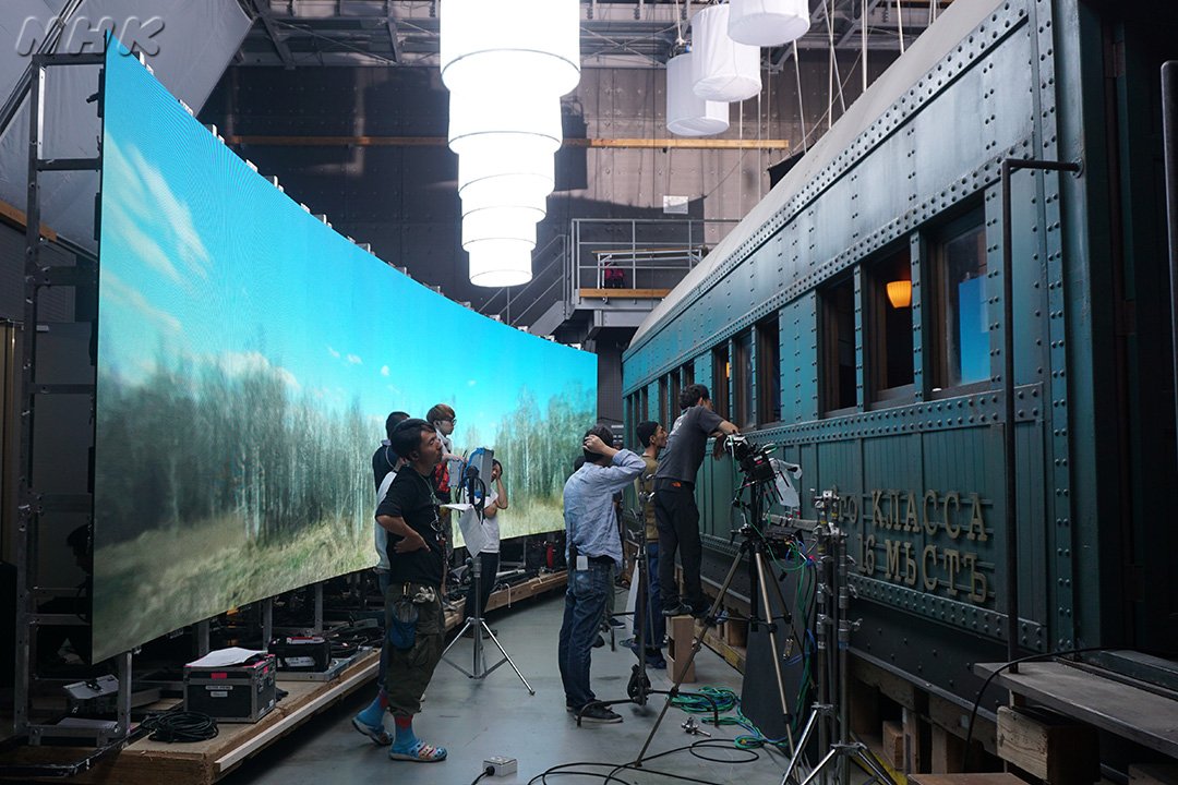 シベリア鉄道のシーンは、車両の美術セットの外に片側120台のLEDモニターを並べて撮影しました