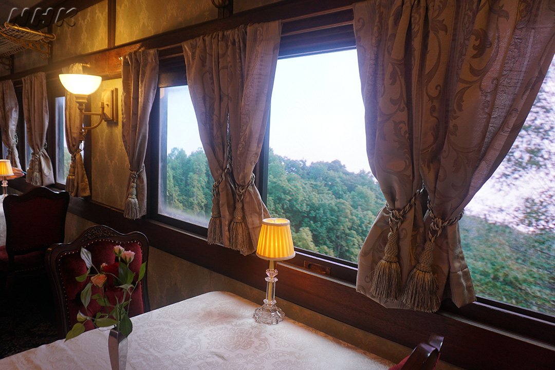 シベリア鉄道のシーンは、車両の美術セットの外に片側120台のLEDモニターを並べて撮影しました