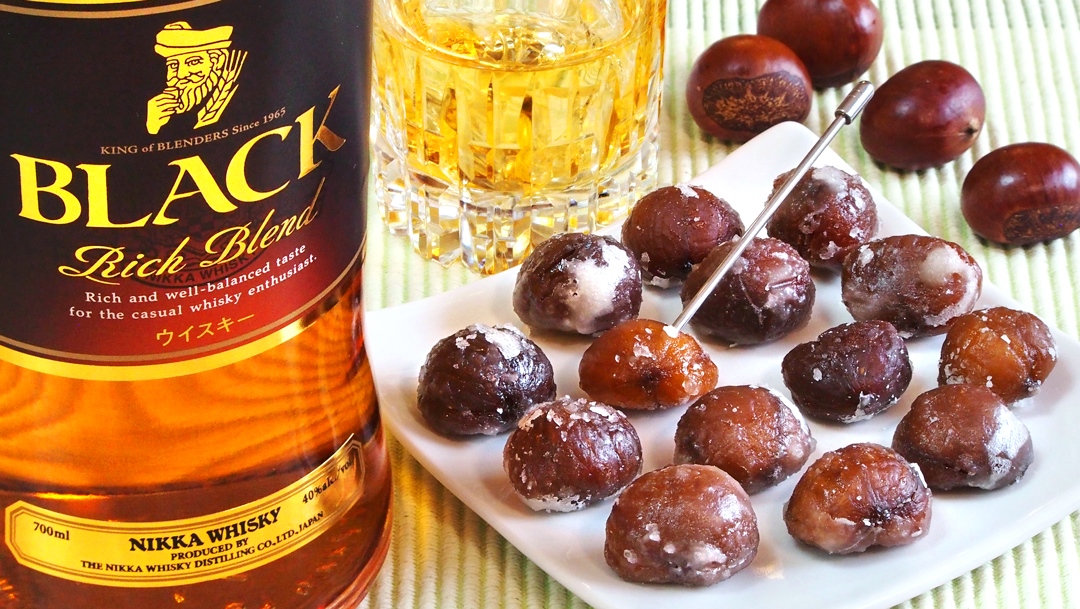 🌰簡単マロングラッセ💛ウイスキー風味🌰 砂糖と水をフライパンに入れて中火にかける