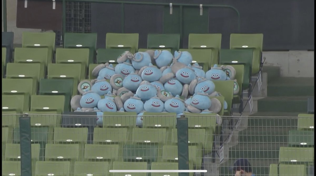 今日ドラクエコラボデーだから球場にスライムいるんだけど置き方が雑すぎる 