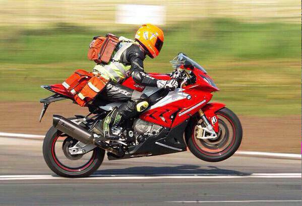 ジョン・ハインズ 空飛ぶドクターなんてあだ名が付いた男でマン島TTではレース中の負傷者救護にあたっていたが、彼自身もレース中の事故により2015年に死んでいる