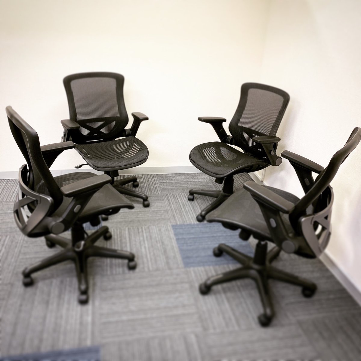 アーロンチェアと座り心地が近いので弊社は全席これ