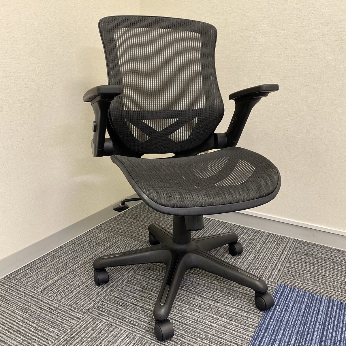 アーロンチェアと座り心地が近いので弊社は全席これ