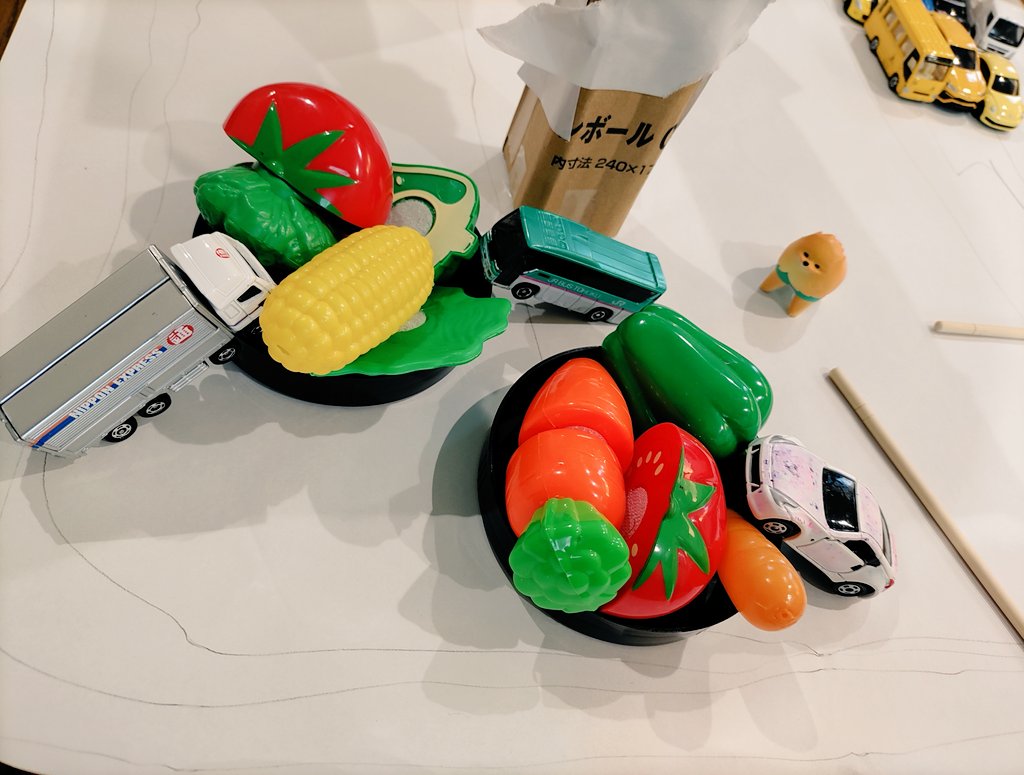 モルカーに影響されまくりの5歳児、トミカレースを開催して完走したトミカに賞品として野菜を与えているの図 