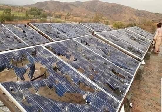 ソーラーパネルは当然、雹に弱い。 