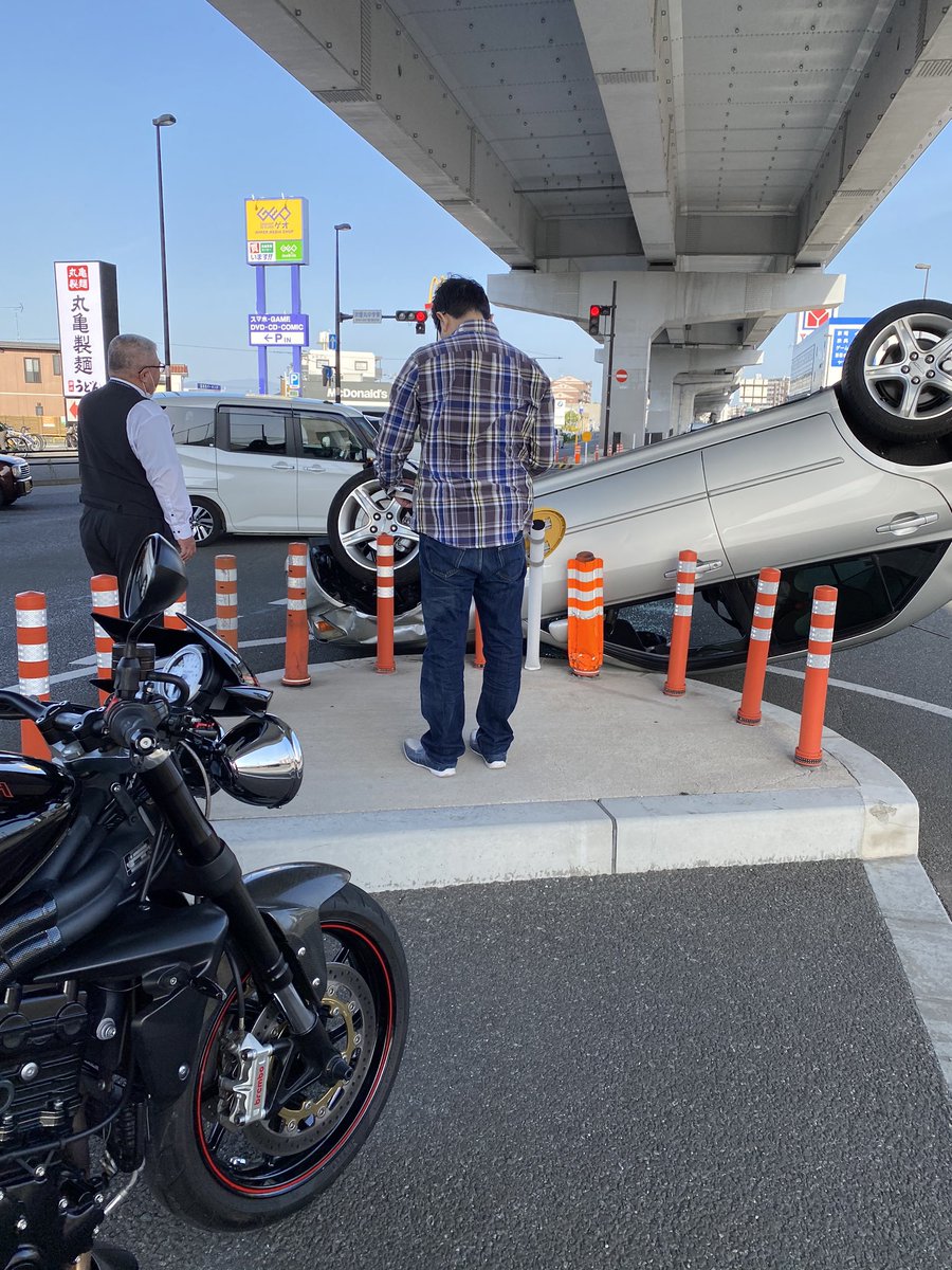 右折待ちしてたら目の前に車が降ってきた 