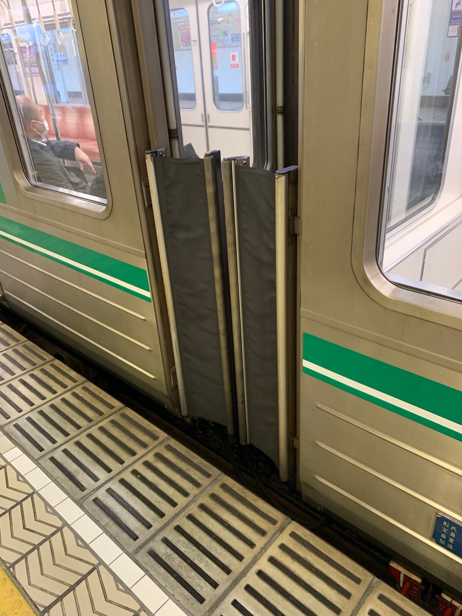 全盲のホームでの転落事故の1つに「連結部分」があります