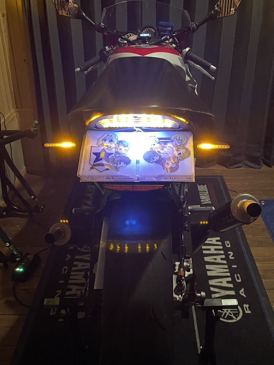 バイク界隈の姫、ミラーに謎のおっさんが映り込んでしまい、調査の結果一時期前に流行った女体化アプリによるものだと判明してしまったらしい　こんな悲しい事があってはならないだろ 