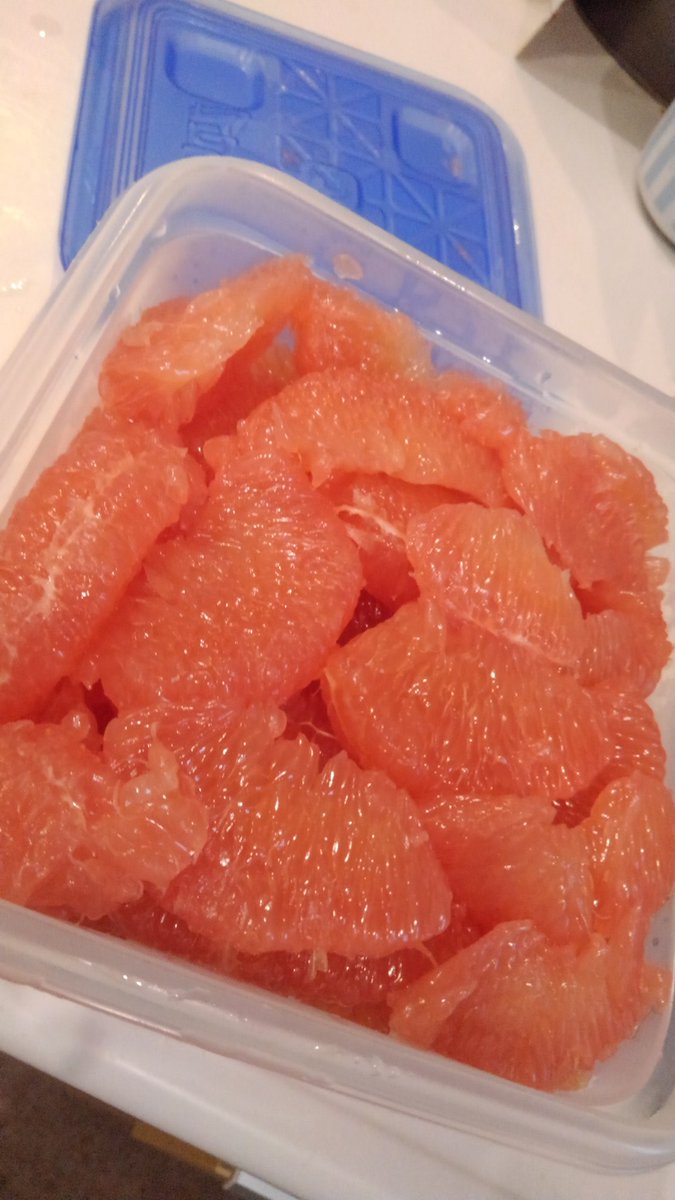 お玉で取り出して水で冷やして、ヘタ側にキッチン鋏で指を引っかける穴を開けたらそこから黄色い皮も中の白い皮もﾃｭﾙっと剥けるので、あとは薄皮をペラペラ剥いて実を取り出すとたらふく食べられます(我が家ではめんの朝御飯と一緒に出してます) 