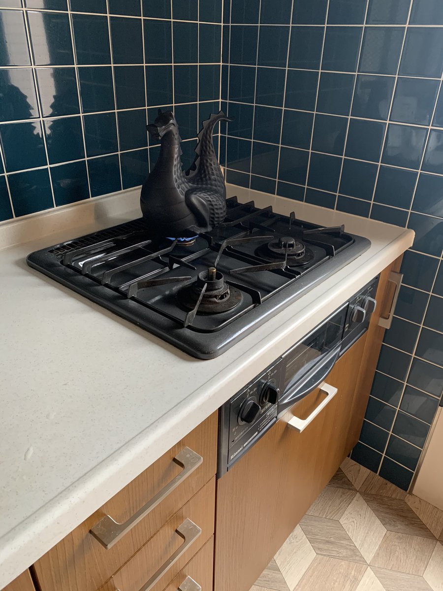 （謎のアンティーク、出自不明） キッチンにドラゴンが置いてある絵面がもう草 