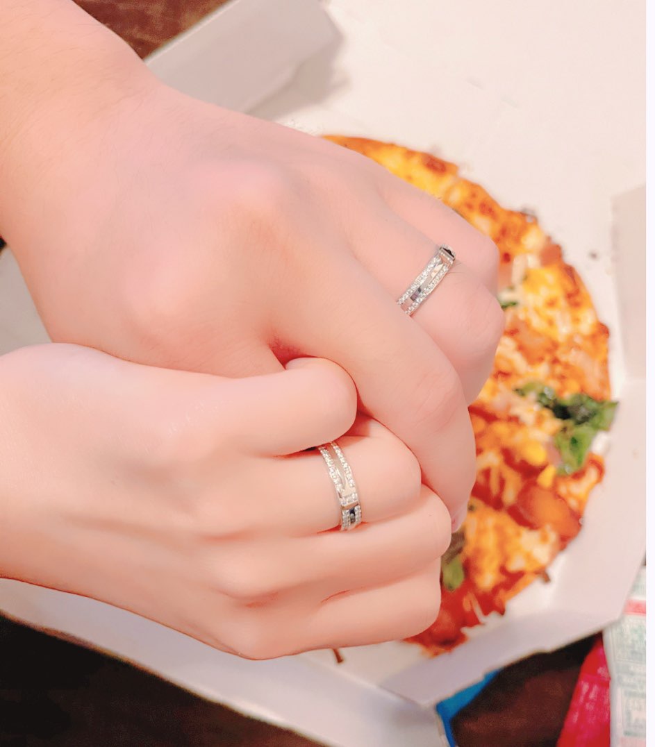 結婚しました といってもかなり前に結婚してたのですが 指輪がやっと出来たので報告が遅れました これからも応援してくれると嬉しいです 生まれて初めてのアクセサリーでしたが これで陰キャ卒業します 左手がうずく…魔力を感じる この指輪は我の力を増幅してくれるようだ