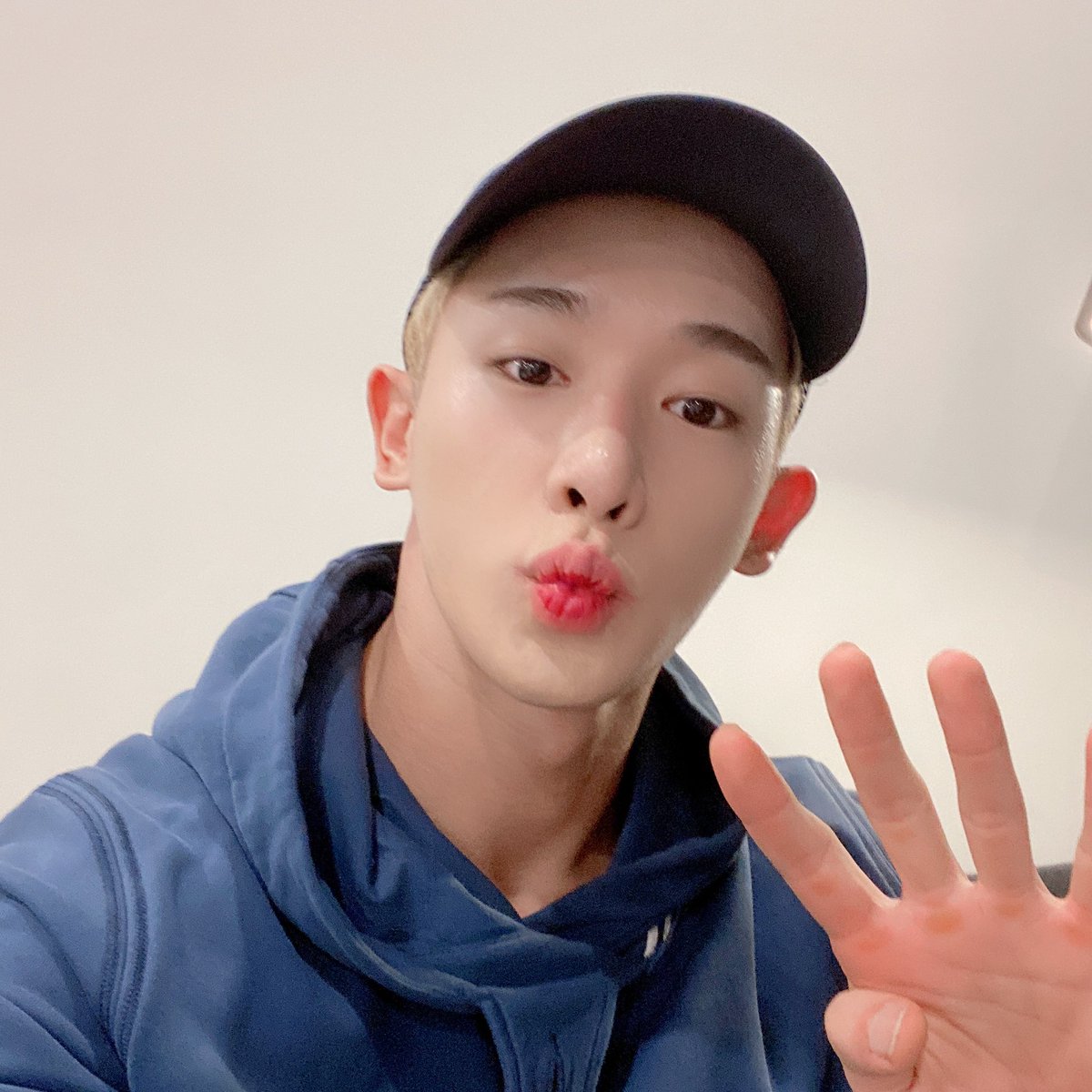 世界中の #WENEE 達と一緒に浮かれたいCountdown Party 🎉 teaserいかがでしたか⁉︎ WONHO 1st Mini Album Part.1 <Love Synonym (#1) Right for Me> D-4‼️ ※指を写真に収めきれず、3に見えますが