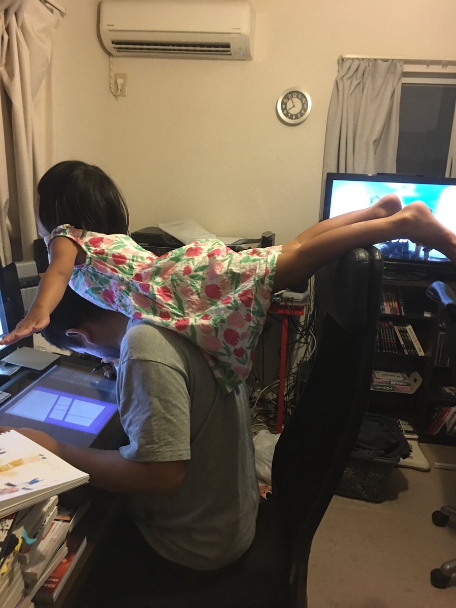 よくぞムスメの仕事の邪魔っぷりを撮ってたな奥様  #お前よくぞそんなもん撮ってたな選手権 