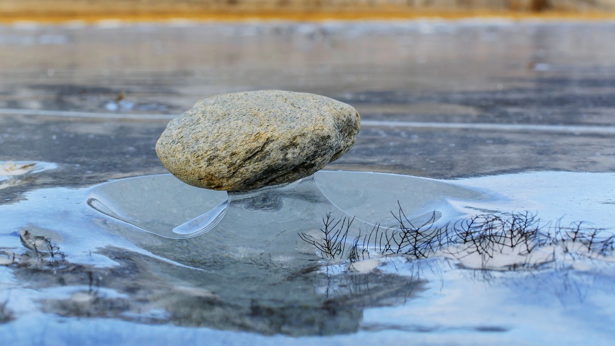 ロシア・バイカル湖で観察される石が氷の台座に乗っている現象の写真集