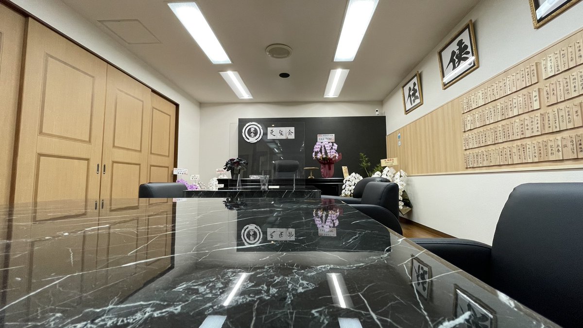 任侠カフェっていう何かの事務所みたいなカフェ 有り金全部持って行かれる雰囲気なのに健全なカフェだった