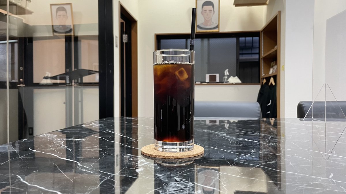 任侠カフェっていう何かの事務所みたいなカフェ 有り金全部持って行かれる雰囲気なのに健全なカフェだった