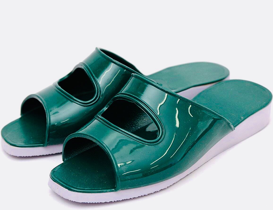 小学校の頃の上履きはバレエシューズだけど、中学の上履きはスリッパになる所が多いから、アニメなどを見ていて「この子達なんで小学校の靴履いてるの