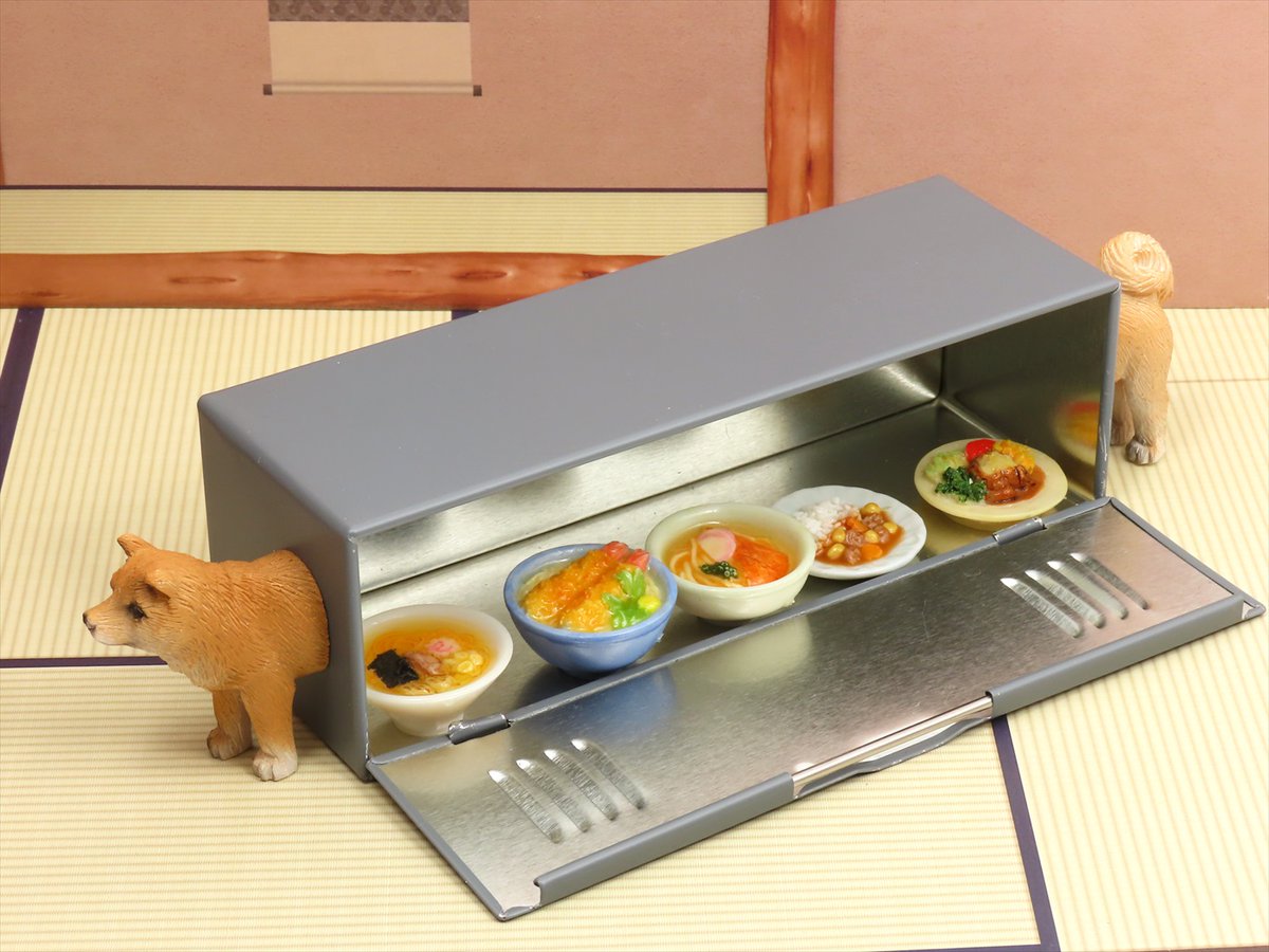 ダイソーで買ったマグネット犬とロッカーを組み合わせた結果、中に色々入るので出前犬が誕生した