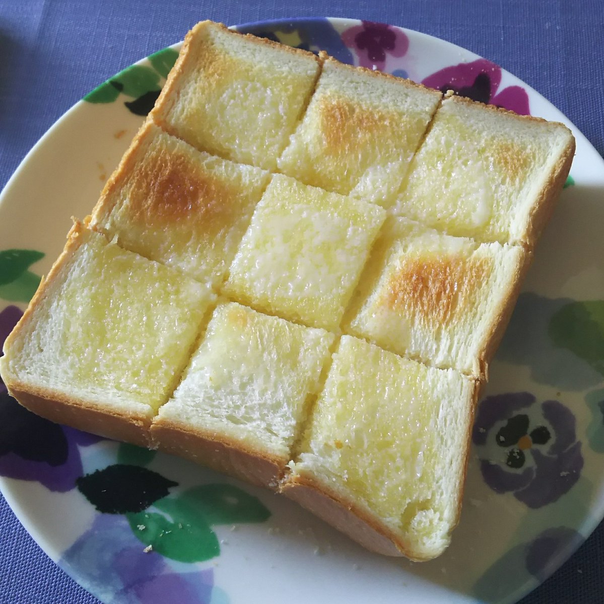 こないだテレビでやってたんだけど印税を食パンにしか使ってないマンこと鬼龍院さん紹介の「厚切り食パンを2分半焼いて井の字に切ってバター塗ってまた2分半焼いて追いバター」がまじで外さっくり中もっちりふぅんわりでトーストのガチ究極の食べ方だから厚切り食パン食える元気なお友達やってみ