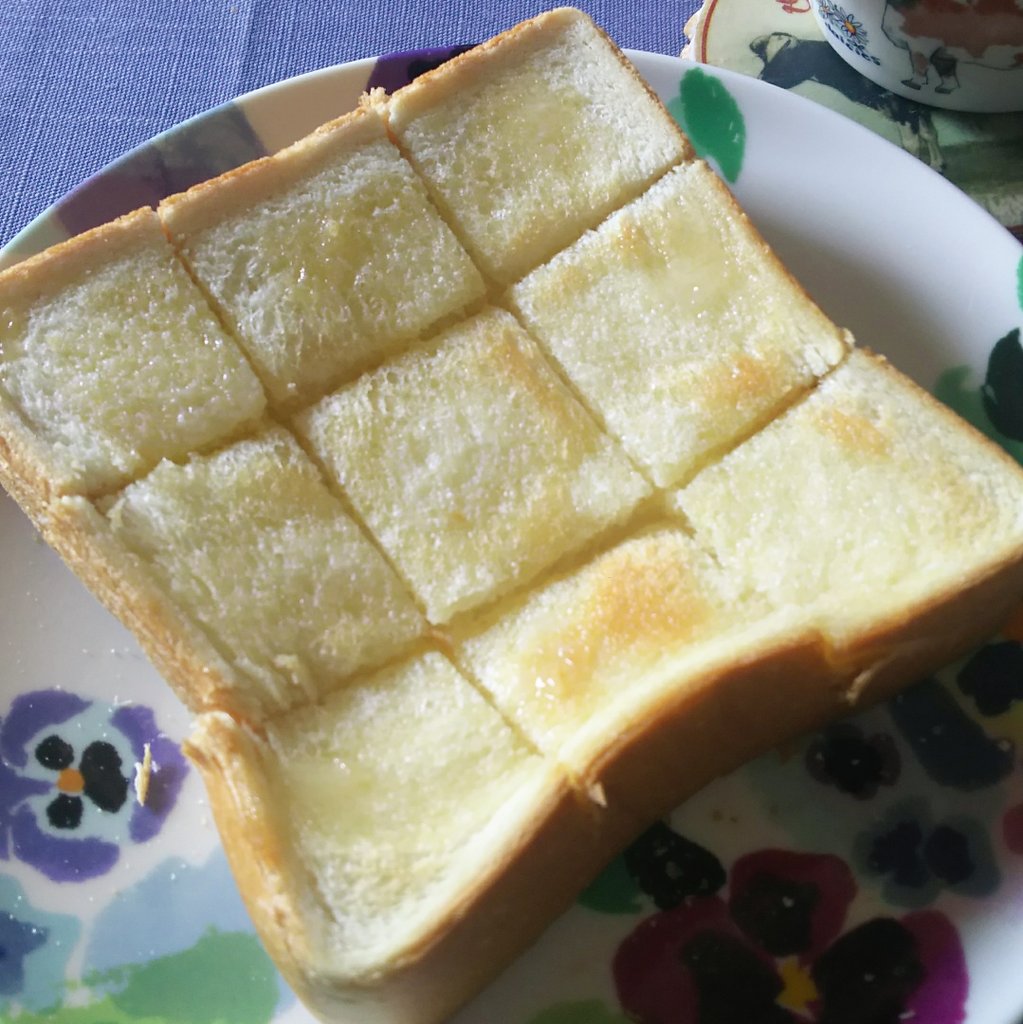 こないだテレビでやってたんだけど印税を食パンにしか使ってないマンこと鬼龍院さん紹介の「厚切り食パンを2分半焼いて井の字に切ってバター塗ってまた2分半焼いて追いバター」がまじで外さっくり中もっちりふぅんわりでトーストのガチ究極の食べ方だから厚切り食パン食える元気なお友達やってみ