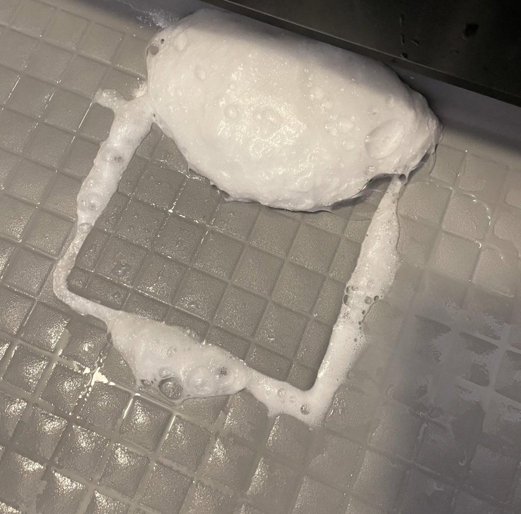 これ凄すぎた…お風呂の排水口ってどうしても黒いヌメヌメが発生して触るの嫌すぎて掃除が苦痛だったんだけど(しかも放っておくと臭くなる)、この粉かけて、ちょっとお湯かけたらモコモコと泡出てくるから蓋閉めて放置して流すだけで排水溝周り、蓋裏まで全部ツルピカになる