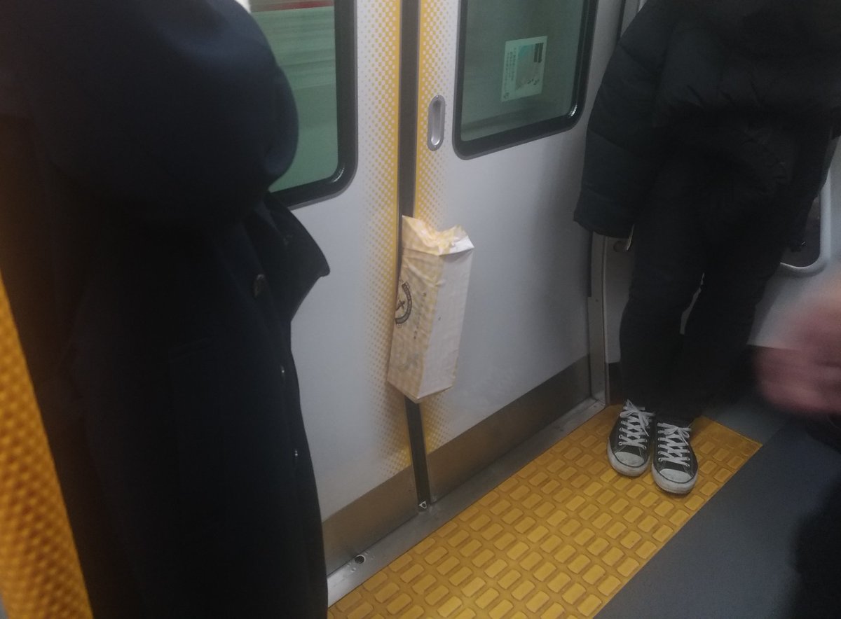 カップルが駆け込み乗車に失敗して お土産のシュークリームのみドアに挟んで電車が出発してしまった カップルが駆け込み乗車に失敗して お土産のシュークリームのみドアに挟んで電車が出発してしまった