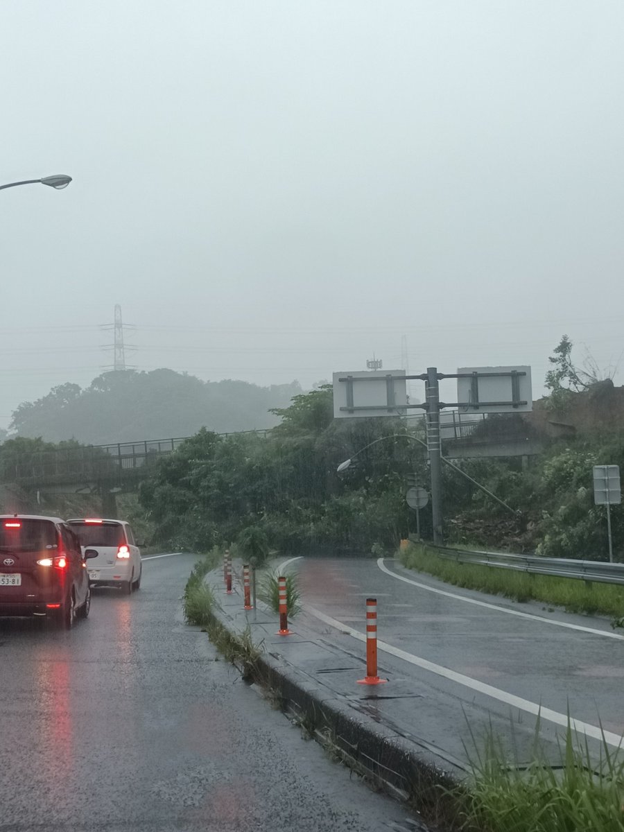 横横、逗子インター入り口で土砂崩れ 