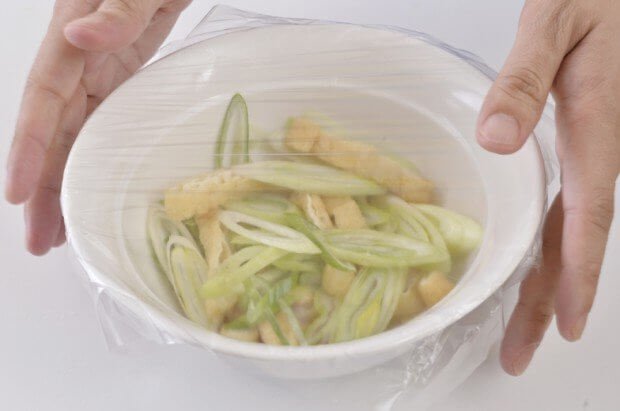 やる気もお金もない時に…ほぼ100円で激ウマ、出汁の染みた油揚げが絶品な 「レンジ衣笠丼」 器に油揚げ1枚、長葱1/2本、水大さじ3、白だし大さじ2、みりん大さじ2入れフワッとラップし600w4分チン 軽く溶いた卵二個をまず半分入れラップし1分チン、混ぜて残りの卵を入れ30秒チンでご飯にのせ完成