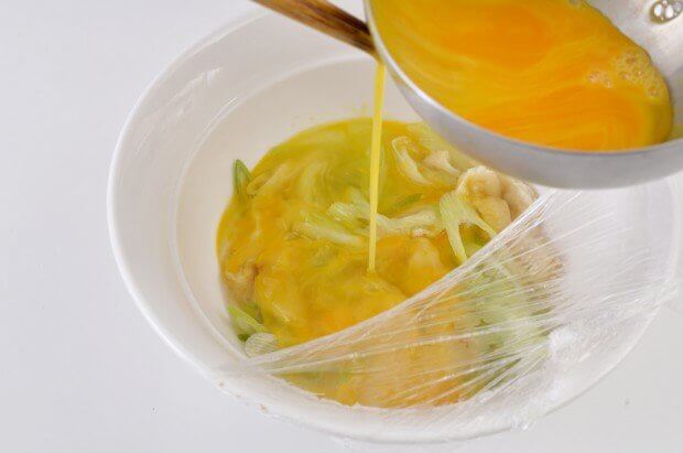 やる気もお金もない時に…ほぼ100円で激ウマ、出汁の染みた油揚げが絶品な 「レンジ衣笠丼」 器に油揚げ1枚、長葱1/2本、水大さじ3、白だし大さじ2、みりん大さじ2入れフワッとラップし600w4分チン 軽く溶いた卵二個をまず半分入れラップし1分チン、混ぜて残りの卵を入れ30秒チンでご飯にのせ完成