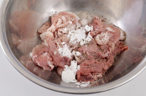 安い豚こま肉がいきなりにステーキになってしまう魔法のレシピ 「豚こまステーキ」 豚こま200gに片栗粉小さじ2、酒大さじ1、塩胡椒を入れ捏ね成形します バター10gでじっくり焼き皿に盛り、醤油、酒、みりん大さじ2ずつと砂糖小さじ1、おろし生姜5gと味の素2振り煮詰めたタレをかけ完成