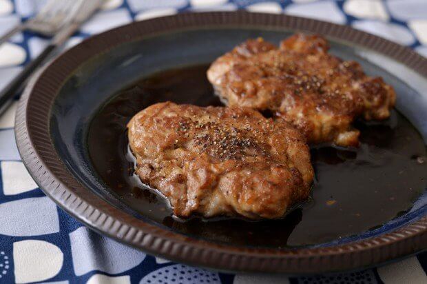 安い豚こま肉がいきなりにステーキになってしまう魔法のレシピ 「豚こまステーキ」 豚こま200gに片栗粉小さじ2、酒大さじ1、塩胡椒を入れ捏ね成形します バター10gでじっくり焼き皿に盛り、醤油、酒、みりん大さじ2ずつと砂糖小さじ1、おろし生姜5gと味の素2振り煮詰めたタレをかけ完成