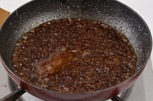 安い豚こま肉がいきなりにステーキになってしまう魔法のレシピ 「豚こまステーキ」 豚こま200gに片栗粉小さじ2、酒大さじ1、塩胡椒を入れ捏ね成形します バター10gでじっくり焼き皿に盛り、醤油、酒、みりん大さじ2ずつと砂糖小さじ1、おろし生姜5gと味の素2振り煮詰めたタレをかけ完成