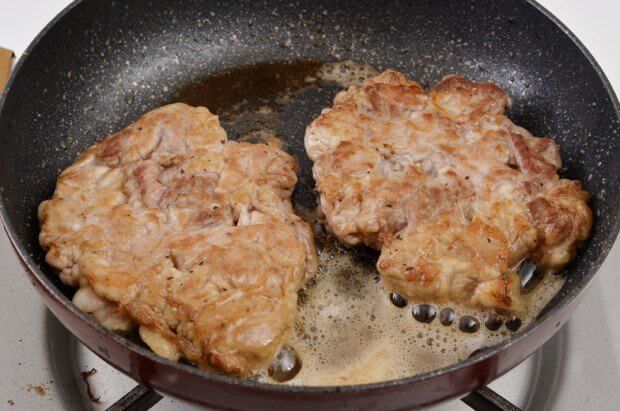 安い豚こま肉がいきなりにステーキになってしまう魔法のレシピ 「豚こまステーキ」 豚こま200gに片栗粉小さじ2、酒大さじ1、塩胡椒を入れ捏ね成形します バター10gでじっくり焼き皿に盛り、醤油、酒、みりん大さじ2ずつと砂糖小さじ1、おろし生姜5gと味の素2振り煮詰めたタレをかけ完成