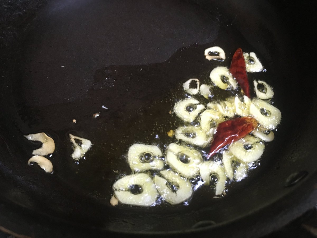 パスタの代わりにえのきでペペロンチーノ作ったら低糖質な上にめっちゃ旨くてビール進む