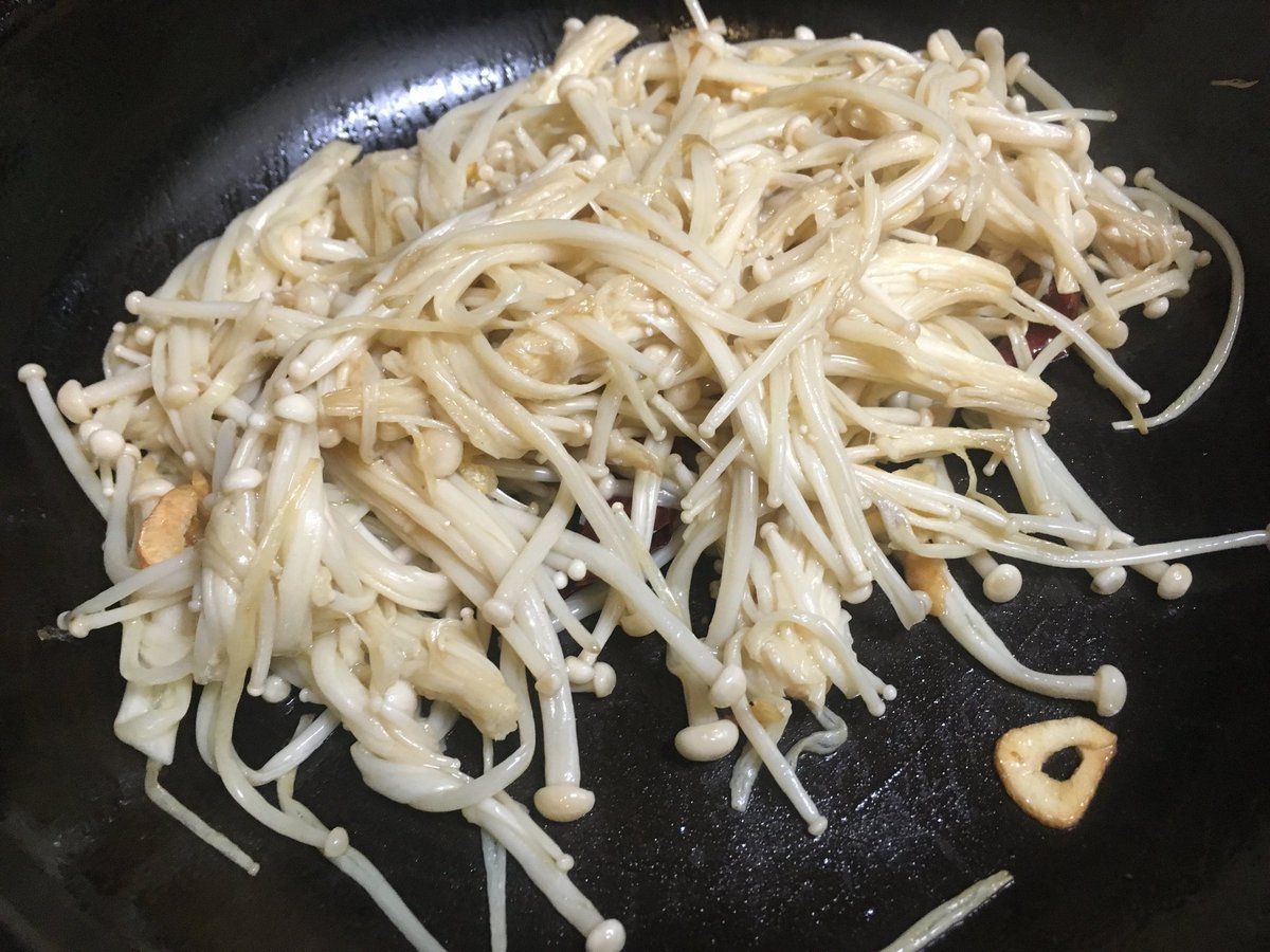 パスタの代わりにえのきでペペロンチーノ作ったら低糖質な上にめっちゃ旨くてビール進む