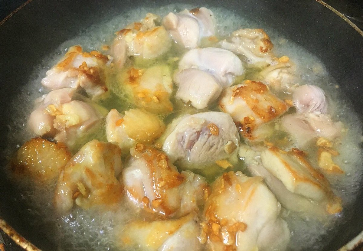   「鶏の酔いどれ蒸し」  鶏モモ肉1枚に塩小さじ1/3振りし油小さじ2で皮目に焦げ目が付くまで焼き、にんにく2片入れにんにくが柴犬色になるまで炒め  日本酒100cc入れ蓋をし煮汁が半分位になれば完成  煮汁と一緒に食べて下さい、その旨味にきっと驚きます 