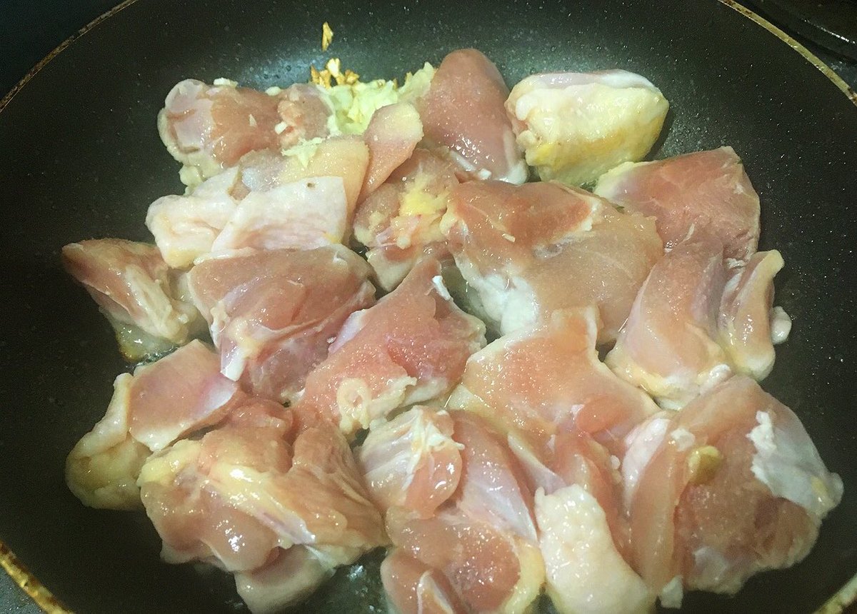   「鶏の酔いどれ蒸し」  鶏モモ肉1枚に塩小さじ1/3振りし油小さじ2で皮目に焦げ目が付くまで焼き、にんにく2片入れにんにくが柴犬色になるまで炒め  日本酒100cc入れ蓋をし煮汁が半分位になれば完成  煮汁と一緒に食べて下さい、その旨味にきっと驚きます 