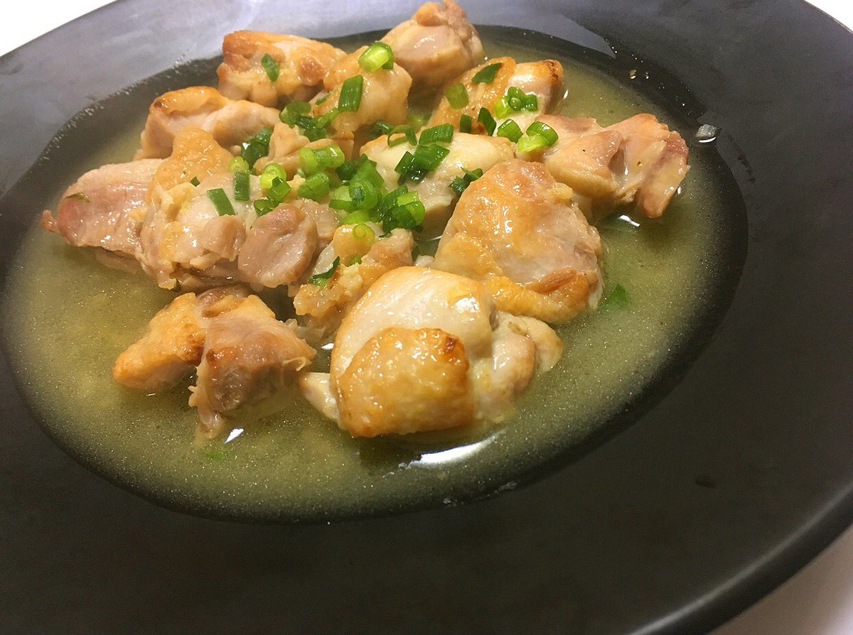   「鶏の酔いどれ蒸し」  鶏モモ肉1枚に塩小さじ1/3振りし油小さじ2で皮目に焦げ目が付くまで焼き、にんにく2片入れにんにくが柴犬色になるまで炒め  日本酒100cc入れ蓋をし煮汁が半分位になれば完成  煮汁と一緒に食べて下さい、その旨味にきっと驚きます 