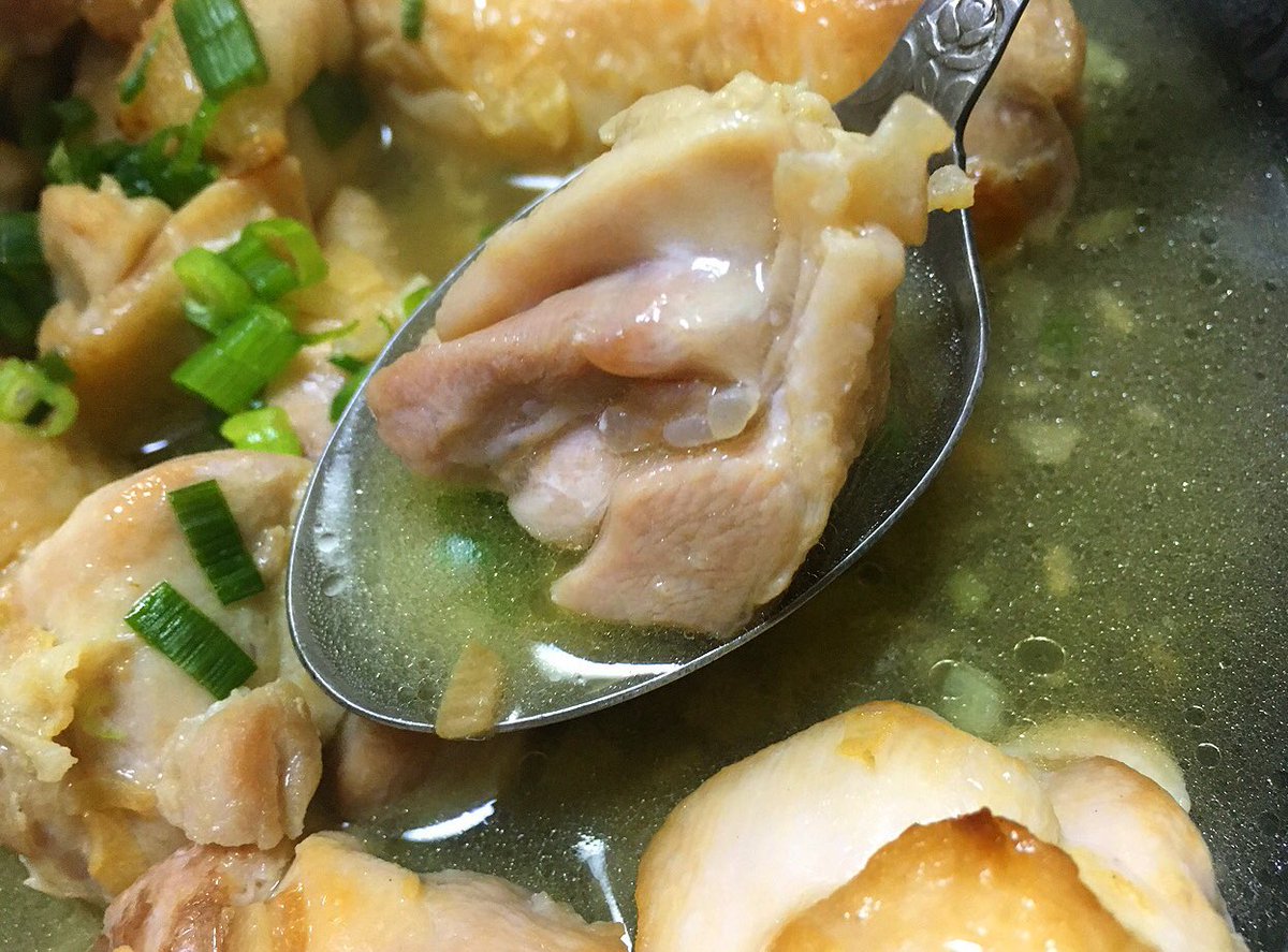   「鶏の酔いどれ蒸し」  鶏モモ肉1枚に塩小さじ1/3振りし油小さじ2で皮目に焦げ目が付くまで焼き、にんにく2片入れにんにくが柴犬色になるまで炒め  日本酒100cc入れ蓋をし煮汁が半分位になれば完成  煮汁と一緒に食べて下さい、その旨味にきっと驚きます 