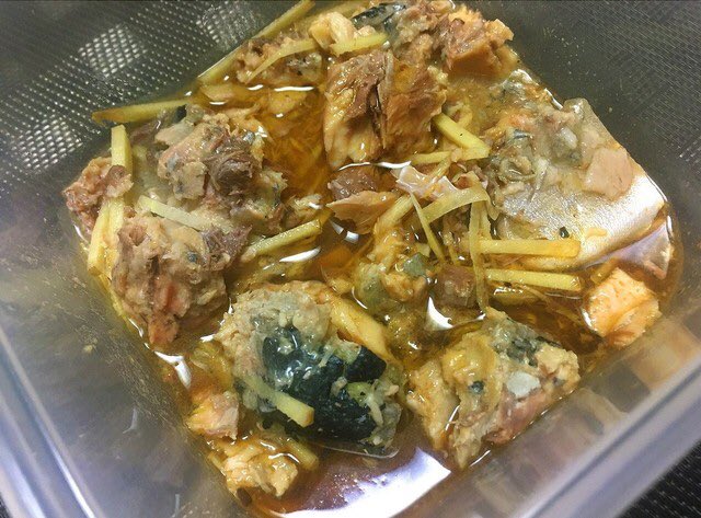 めちゃめちゃ簡単なクセにじっくり炊き出したご飯のような味わい・・・ 「鯖缶の炊き込まずご飯」 耐熱容器にほぐした鯖缶半分(75g)と汁大さじ1、千切り生姜10g、めんつゆ大さじ1、ごま油小さじ2を入れフワッとラップし600w2分チン 温かいご飯200g混ぜ完成 これマジで旨いから一度やってみてほしい