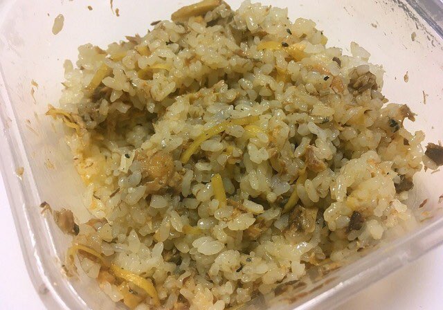めちゃめちゃ簡単なクセにじっくり炊き出したご飯のような味わい・・・ 「鯖缶の炊き込まずご飯」 耐熱容器にほぐした鯖缶半分(75g)と汁大さじ1、千切り生姜10g、めんつゆ大さじ1、ごま油小さじ2を入れフワッとラップし600w2分チン 温かいご飯200g混ぜ完成 これマジで旨いから一度やってみてほしい
