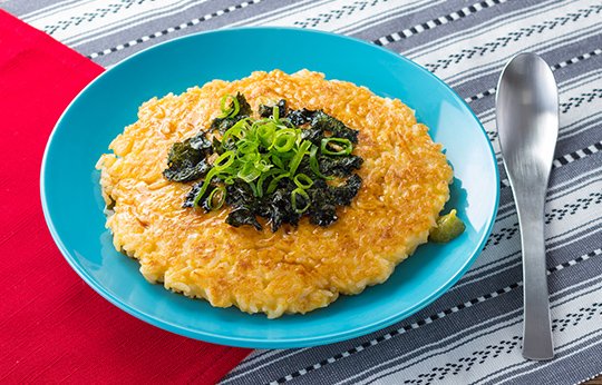 あかん、卵かけご飯を本つゆ入れて焼いたやつムチャクチャ旨かった ご飯200gに卵一個、濃いだし本つゆ小さじ1半混ぜ油を引いたフライパンで片面1分半、ひっくり返して40秒でできる 海苔とネギ、わさびを添え濃いだし本つゆ小さじ半かけて食べる TKGY(卵かけご飯焼き)、これマジでオススメです