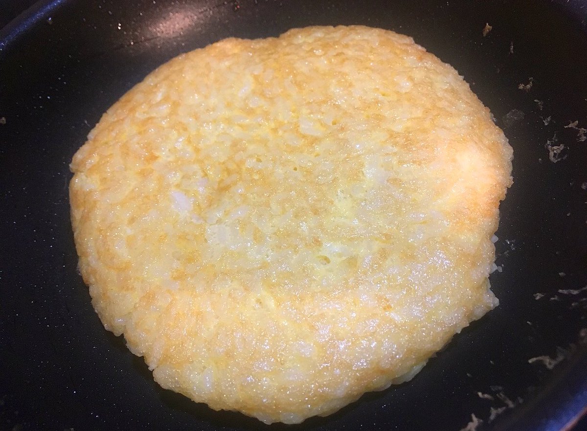 あかん、卵かけご飯を本つゆ入れて焼いたやつムチャクチャ旨かった ご飯200gに卵一個、濃いだし本つゆ小さじ1半混ぜ油を引いたフライパンで片面1分半、ひっくり返して40秒でできる 海苔とネギ、わさびを添え濃いだし本つゆ小さじ半かけて食べる TKGY(卵かけご飯焼き)、これマジでオススメです