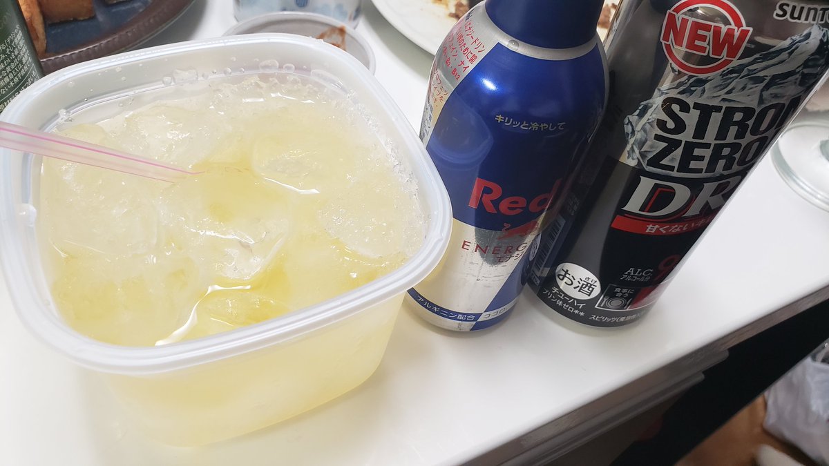 友達に教えてもらったカクテル  「ブルーアイズアルティメットドラゴン」  ストゼロドライとレッドブル半々割るらしい  酒の味しない… 